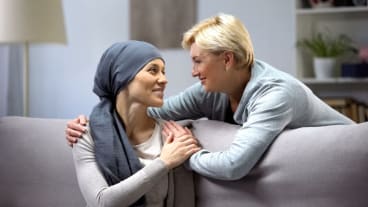 Remission de cancer - Photo d'une femme blonde encourageant une femme malade en remission de cancer