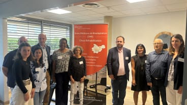 Guillaume BURDIN, Directeur Général de la Clinique, entouré de l'équipe médicale du SMR