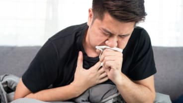 Coqueluche : augmentation des cas en France en 2024. Image d'un homme qui tousse.