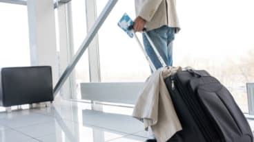 Soins médicaux pour étrangers en France : patients européens. Un passager arrive à l'aéroport.