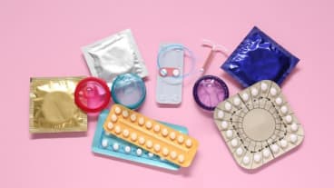 Contraception : journée mondiale du 26 septembre 2024. Différents types de dispositifs de contraception étalés sur une table.