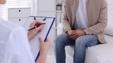 Ist : test gratuit pour les mst chez les moins de 26 ans. Image anonyme d'un homme dans un cabinet médical avec un soignant.