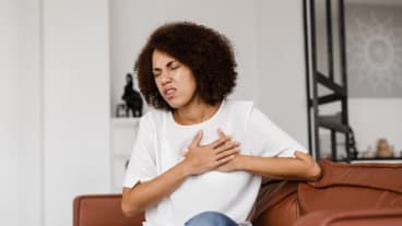 Journée mondiale du cœur : comment prévenir les maladies cardio-vasculaires chez la femme ? Image d'une femme qui se tient le cœur.