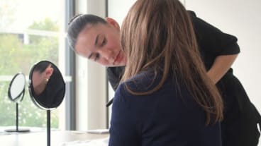 Ninon, apprentie au campus Sainte-Catherine du Mans (Sarthe), maquille une patiente touchée par un cancer. ©Frédéric JOUVET/Actu Le Mans