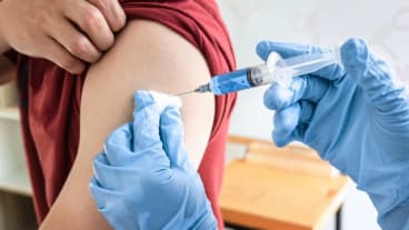 Ouverture de la campagne vaccinale contre la grippe et le covid 19 le 15 octobre 2024 : image d'un bras en train d'être vacciné.