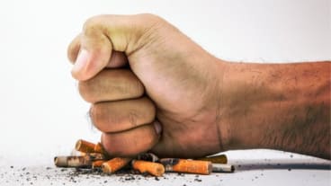Mois sans tabac : un mois pour s'engager à arrêter de fumer ! Image d'un poing qui écrase des mégots.