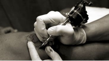 Existe-t-il un lien entre cancer et tatouage ? Image d'un tatouage en train de se faire.