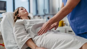 Le test salivaire Endotest pris en charge en 2025. Une patiente allongée durant un examen clinique.