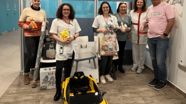 voiture télécommandée Lamborghini jaune, personnel soignant et bénévoles