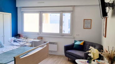 Chambre CALM à la maternité ELSAN, conçue pour le confort des jeunes mamans.