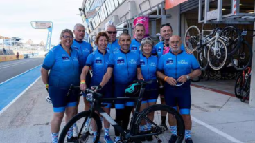 Chirurgiens orthopédiste à Vannes avec ses patients pour la course à vélo de 24h © LE MAINE LIBRE - XAVIER SARRAT