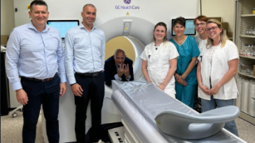 Nous avons eu l’honneur d’accueillir cette semaine Rafael Montero Sanchez Product Manager Premium CT et RT international et Gilles Bretagne Modality Manager CT France GE HealthCare à l’occasion de la mise en service de notre tout nouveau scanner spectral “Revolution Apex Vibe”, PREMIERE installation MONDIALE de ce modèle innovant. 🌍  Un événement marquant qui illustre à la fois la confiance et la collaboration de longue date entre Radiologie du Var et GE Healthcare, un partenariat solide et fidèle depuis p