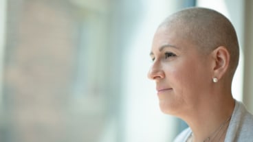 Cas de cancer en France 2025 : chiffres, classements et prévention. Portrait d'une patiente dont le crâne est rasé.