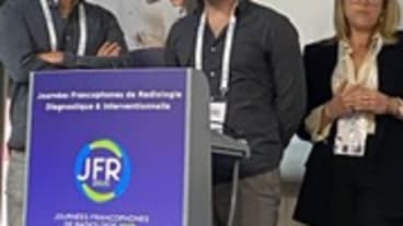 Lors des JFR 2025, nos manipulateurs en électroradiologie,Marine Sandoz et Fabien Bocquet laccompagnés du docteur Francois Casalonga , ont présenté la mise en place de la cryoablation au service de scanner interventionnel de la polyclinique des Fleurs.  Une belle illustration du travail d’équipe entre radiologues, MERM et anesthésistes — soutenue par une formation continue et un fort engagement collectif.  👉 Une technique innovante, moins invasive, qui améliore le confort et la récupération des patients, r