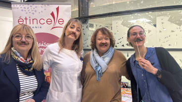 Photo de groupe avec moustaches en tissu pour soutenir le mouvement de prévention Movember