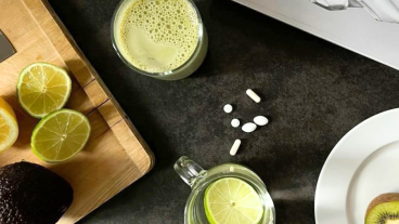 Plan de travail vue de haut, fruits, tisane, eau au citron, compléments alimentaires. 