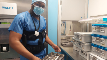 Poissy (Yvelines), le 22 janvier 2026. Il y a un an, la clinique Saint-Louis s'est dotée de trois exosquelettes, certifiés dispositif médical. Ils sont utilisés (comme ici par Hemerick) par l'équipe du service stérilisation en prévention des troubles musculosquelettiques. LP/Virginie Wéber