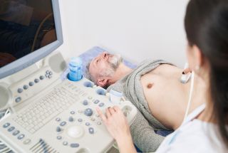 photo illustrant une personne agée en pleine échographie abdominale