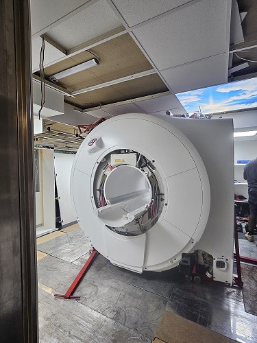 arrivée irm dans la salle vue de face