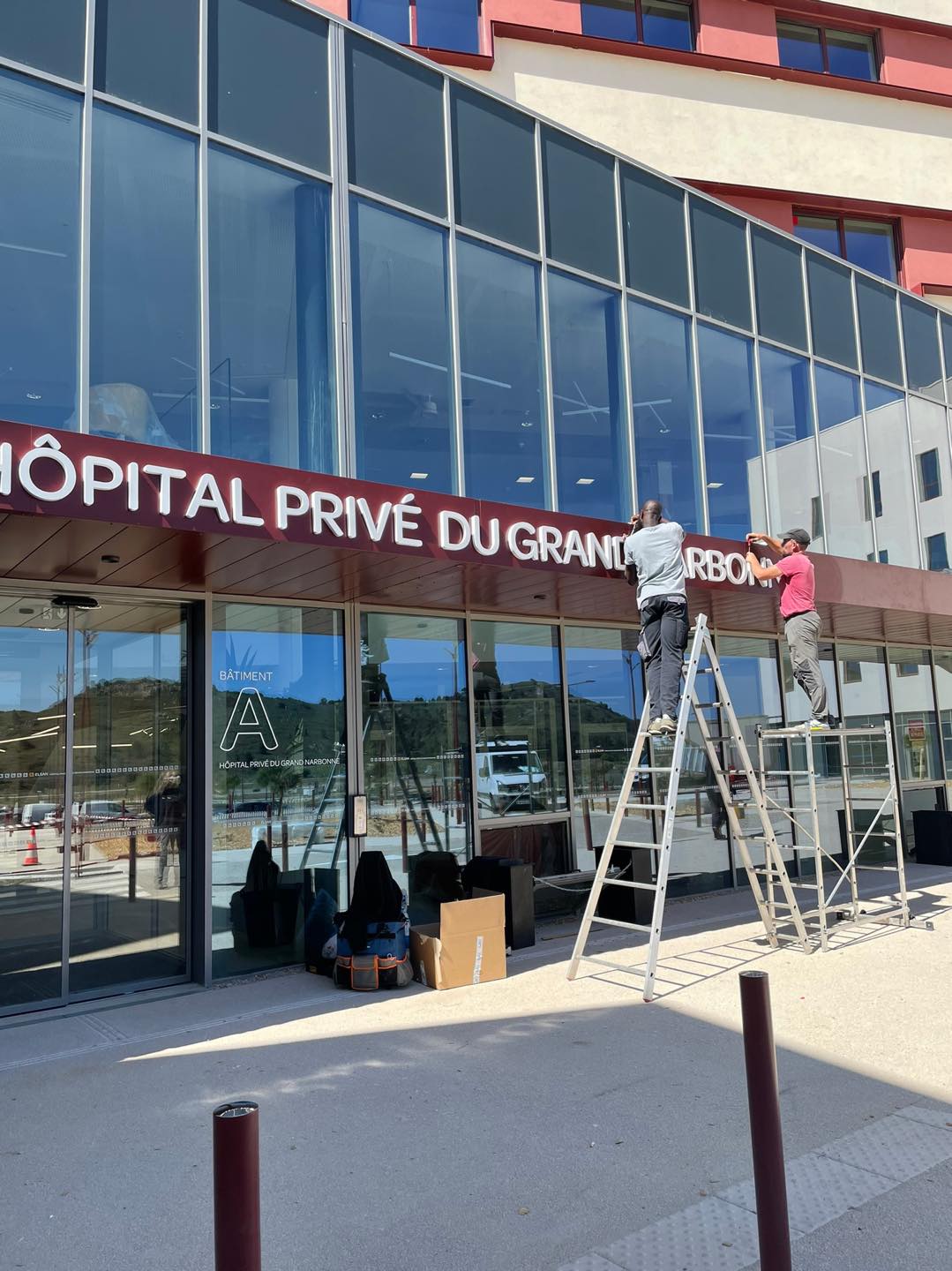 Pose de l'enseigne - Hôpital Privé du Grand Narbonne