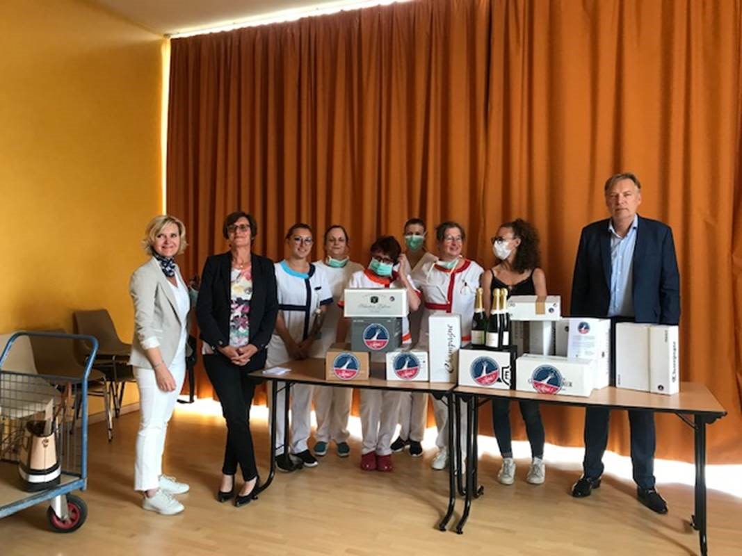 représentantes du Syndicat Général des Vignerons de la Champagne qui généreusement sont venues apporter des cartons de champagne