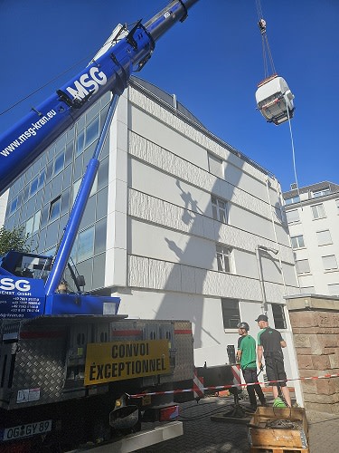 arrivée irm grue au dessus de la clinique 