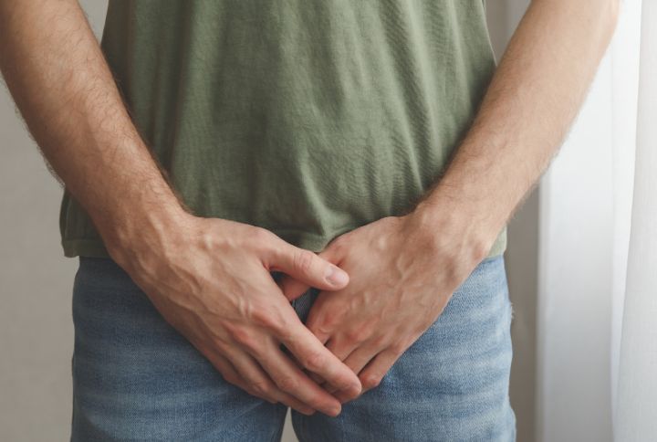 Andrologie : image d'un homme couvrant ses parties génitales avec ses mains