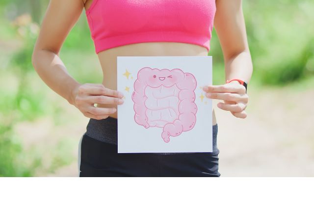 Colectomie : femme tenant devant son ventre un schéma figurant l'intestin.