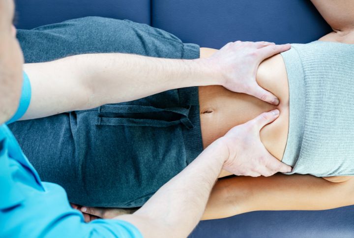 Diaphragme : image d'un kinésithérapeute massant le diaphragme d'une femme allongée sur un lit