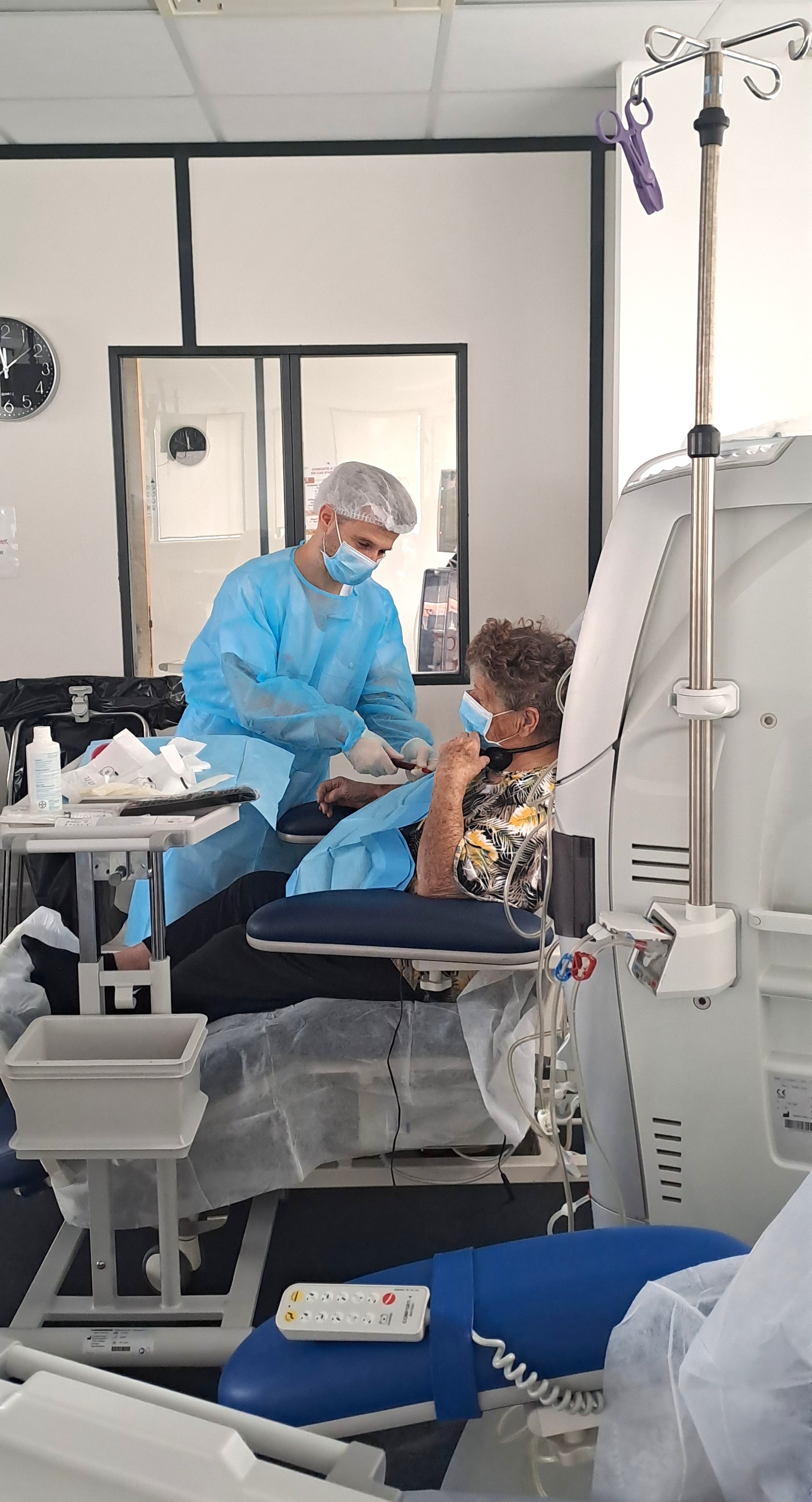 infirmier qui pose une dialyse