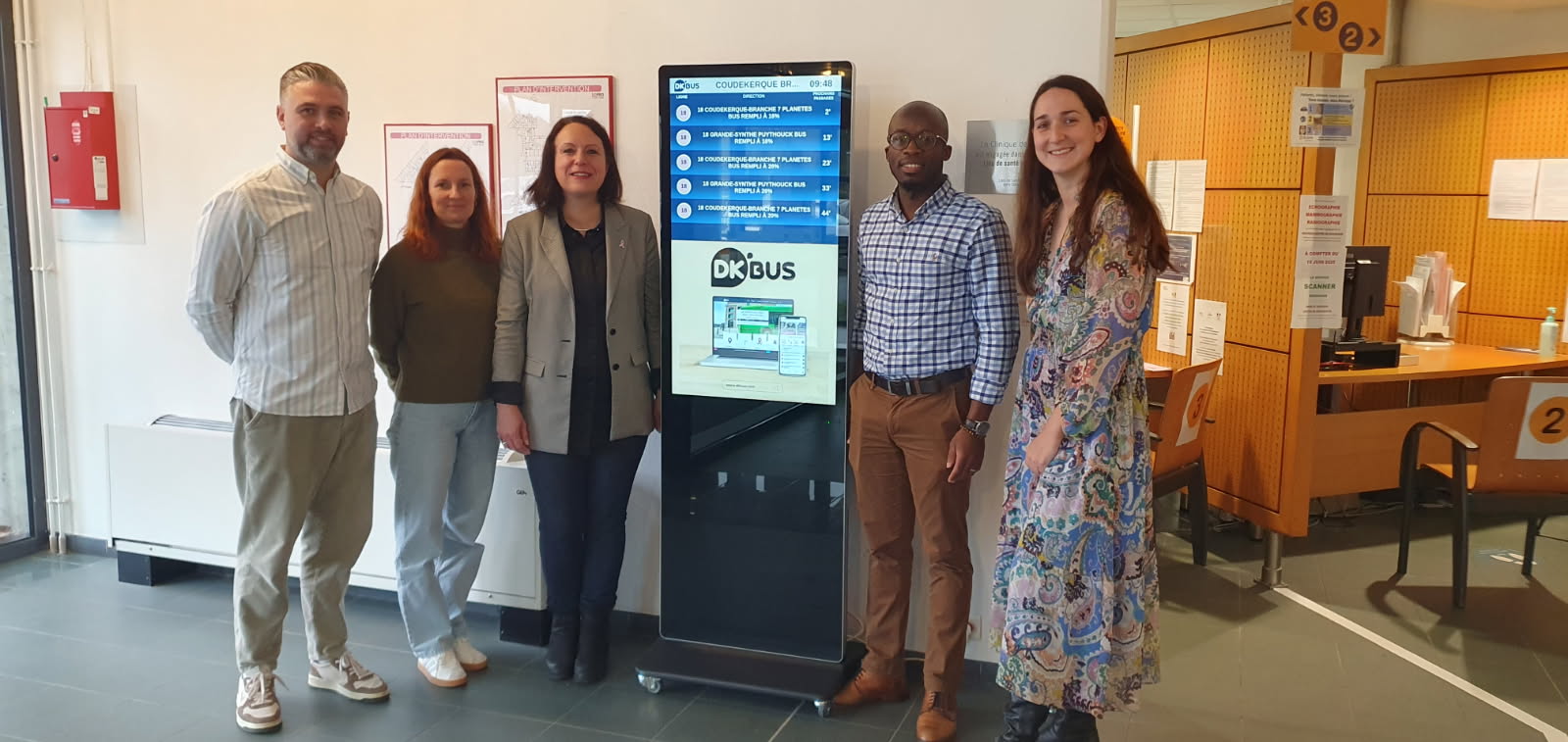 DK'Bus et la Clinique de Flandre inaugurent un totem d'information en temps réel