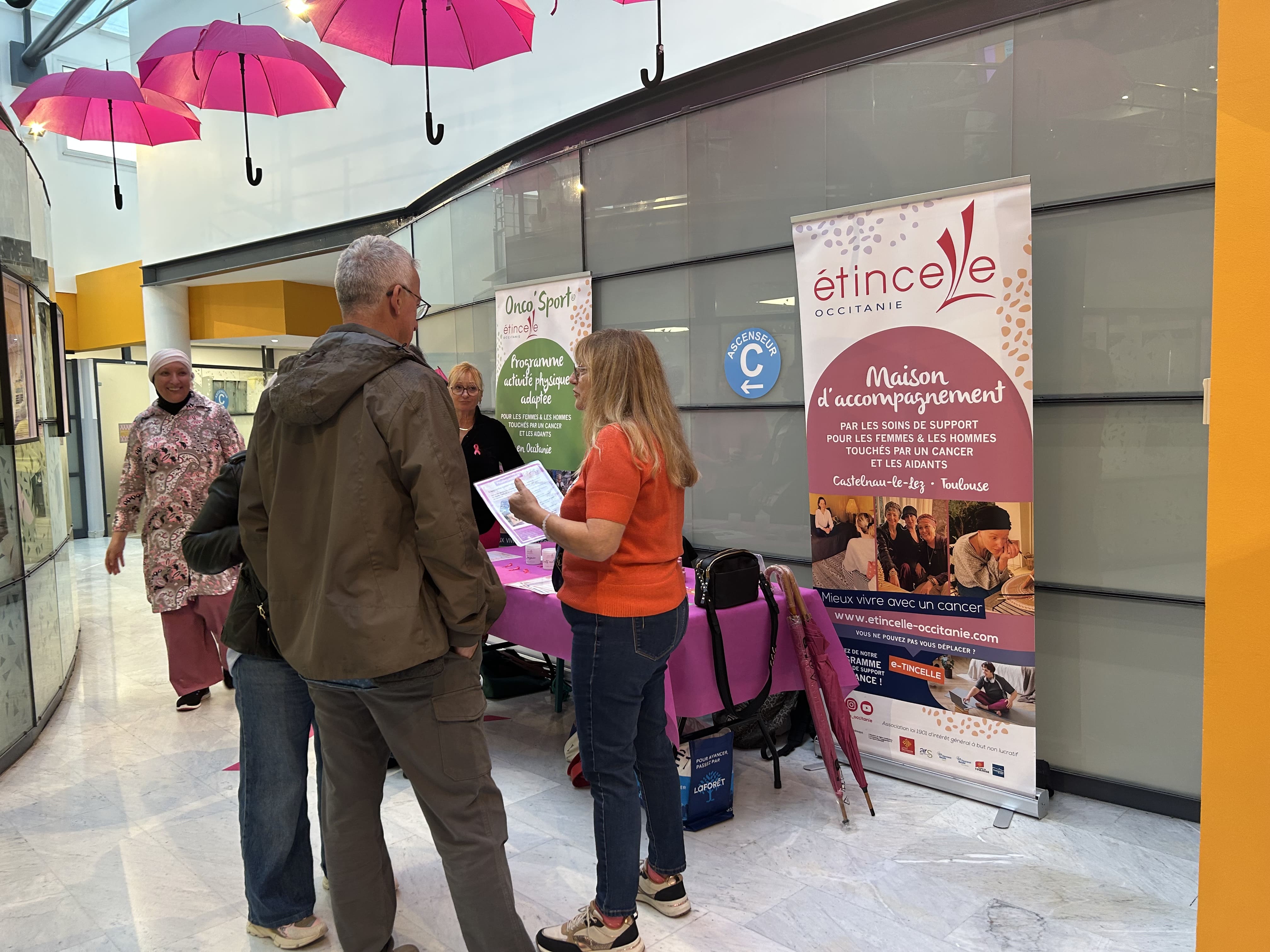 Stand d'information de l'association Etincelle pour les soins de support