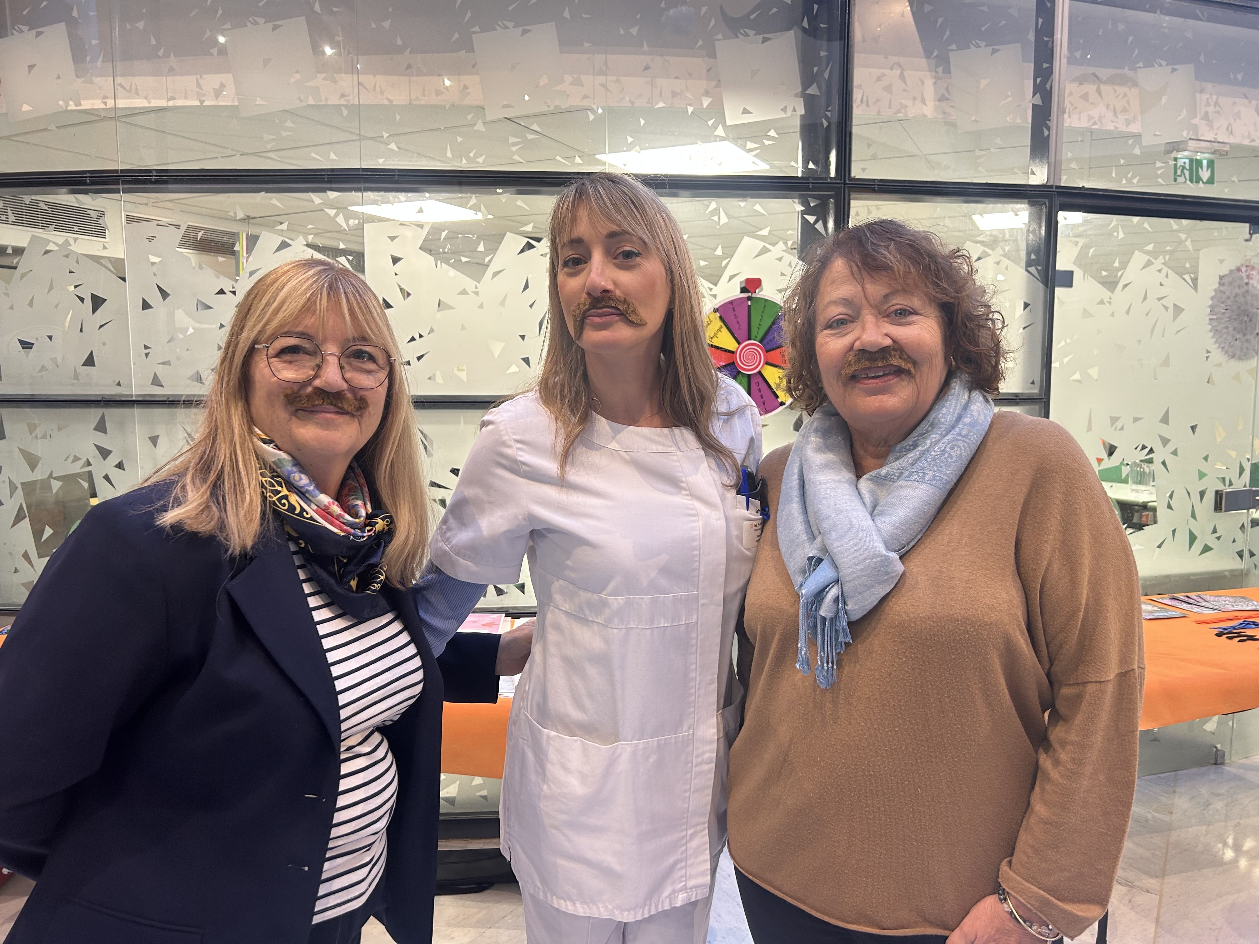 Photo de groupe avec moustaches