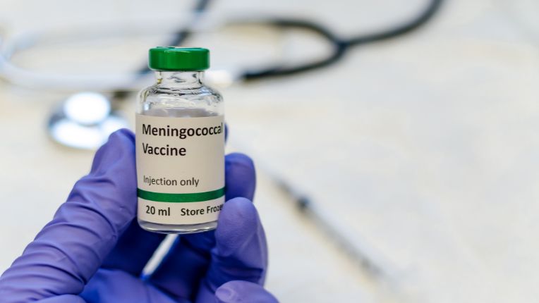 Méningite : 9 cas, dont 6 à méningocoque B, et 2 décès à Canterbury (Angleterre). Image d'une fiole anglaise de vaccin contre le méningocoque.