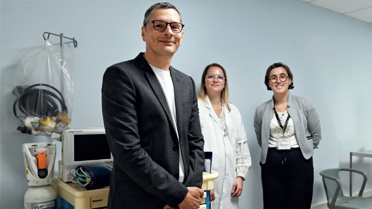 Docteur Lorriaux, Anaïs Picard infirmière et Delphine Demessines, directrice de la clinique