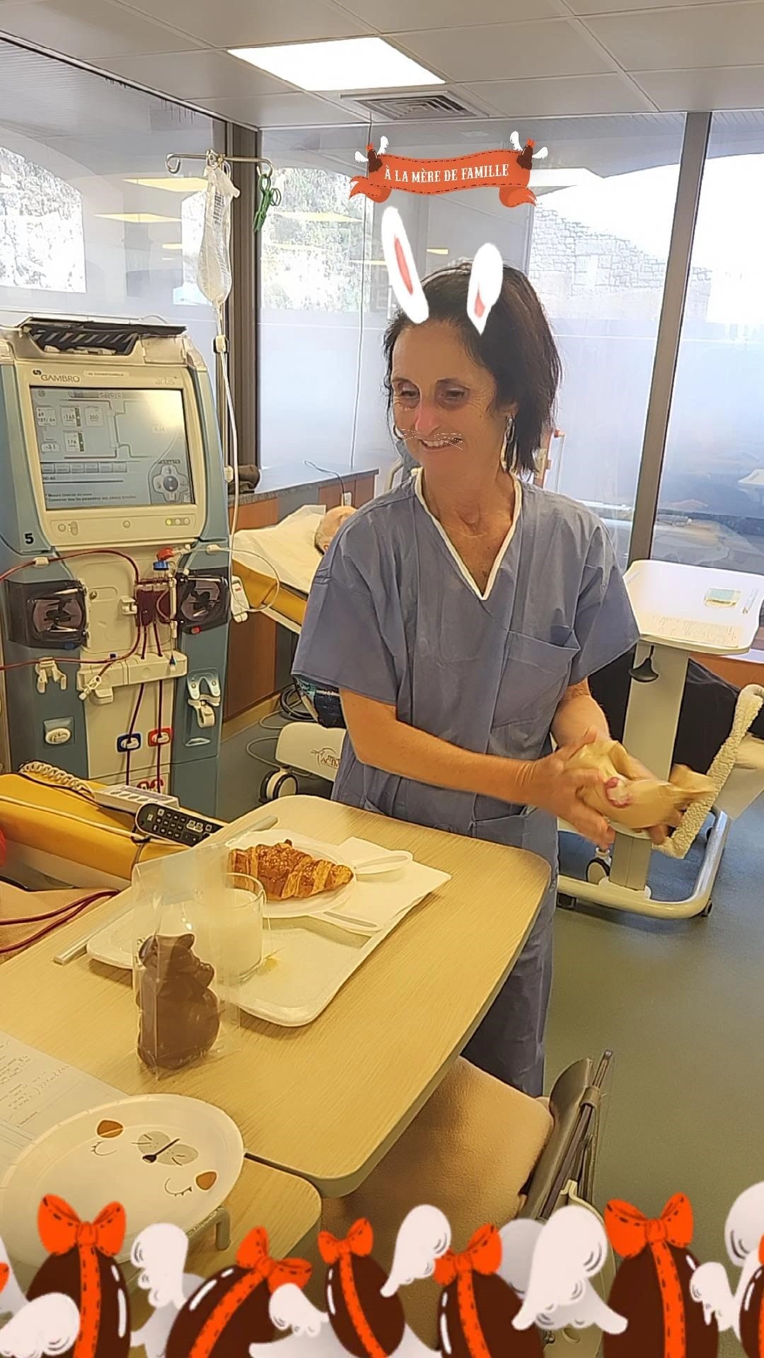 Notre aide-soignante distribue Capucine