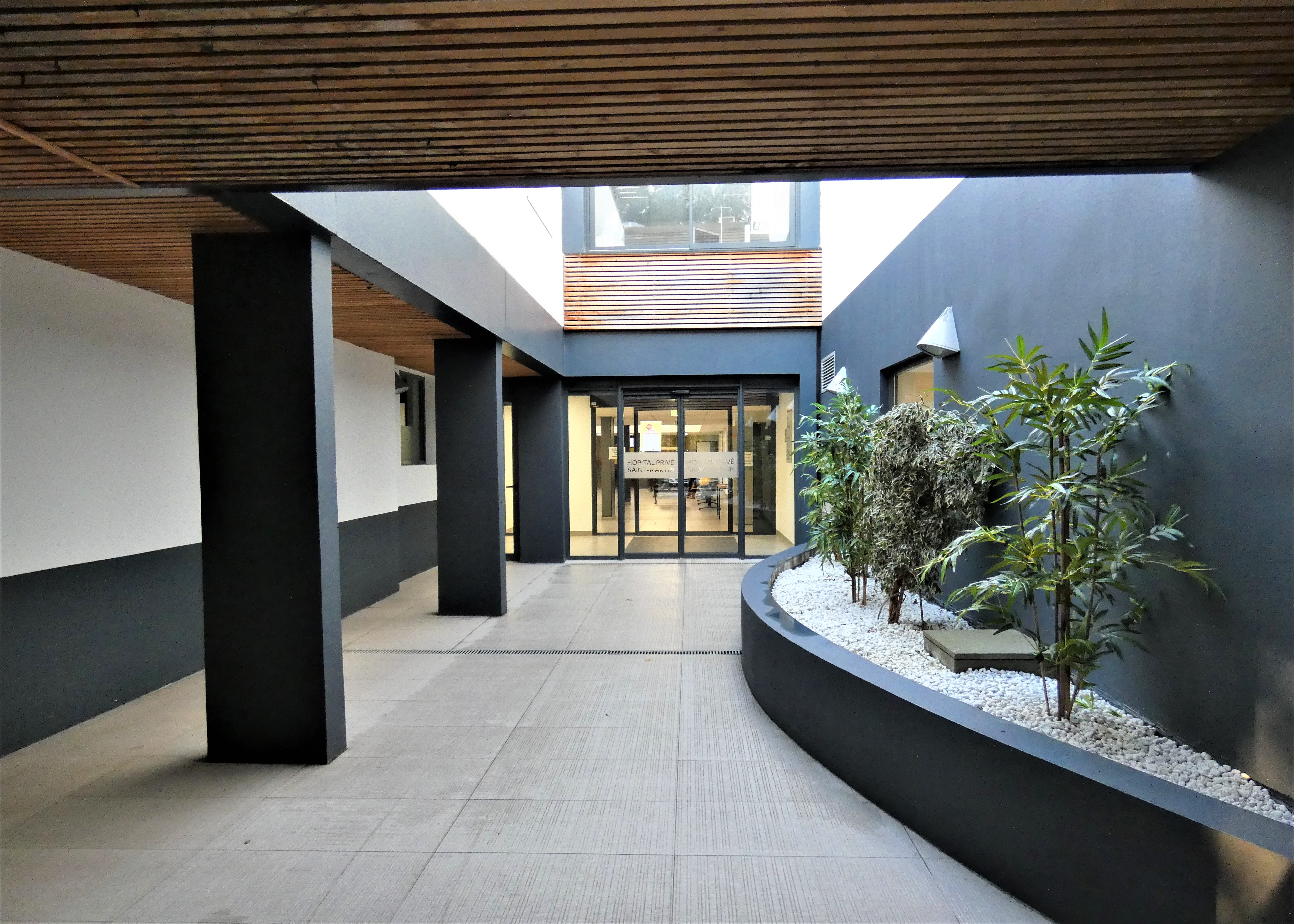 Hall d'entrée clinique ELSAN moderne