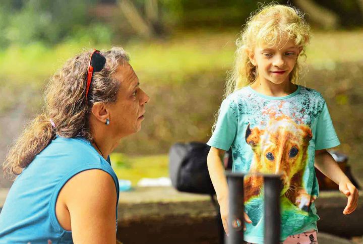 Syndrome de Noonan : photo d'une femme et son enfant atteint du syndrome de Noonan