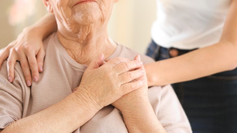 Cancer vulvaire ou de la vulve : une dame âgée est assise avec une jeune femme derrière qui la tient par les épaules.