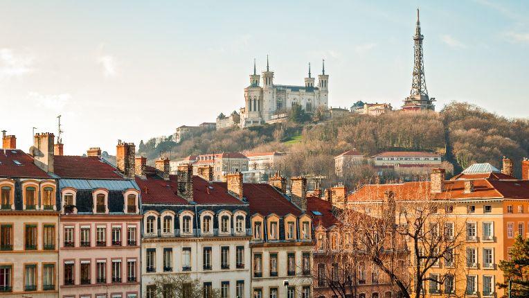 Centre de vaccination internationale (CVI) à Lyon, notamment pour la rage. Vue de la basilique de Fourvière à Lyon où se trouve le CVI de Lyon Parc.