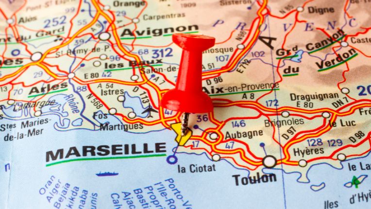 Vaccination internationale à Marseille. Centre ELSAN. Image d'une carte du Sud de la France sur laquelle est plantée une épingle rouge.