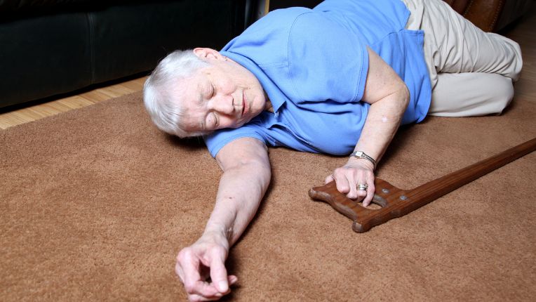 Chutes des personnes âgées : +18 % de décès et +20 % d’hospitalisations en 5 ans. Image d'une personne âgée au sol avec sa canne.