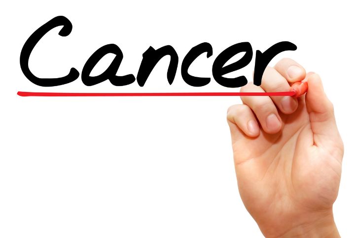 Combien de temps met un cancer pour se développer ? Image qui montre une main en train d'écrire le mot cancer, souligné en rouge.