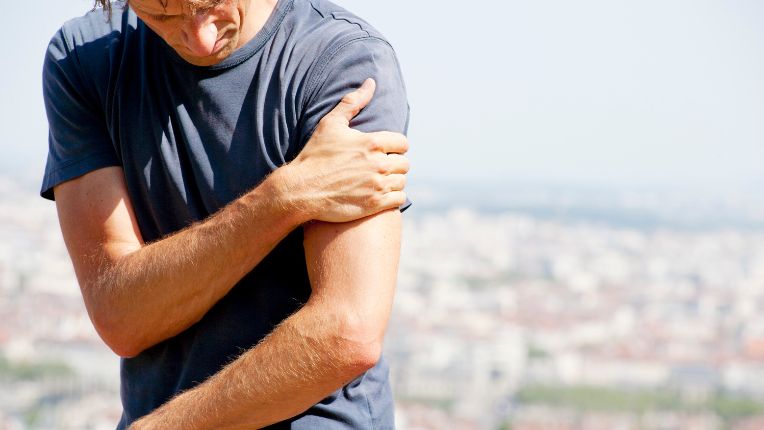 Douleur au bras gauche : est-ce toujours le cœur ? Un homme se tient le bras gauche de douleur.