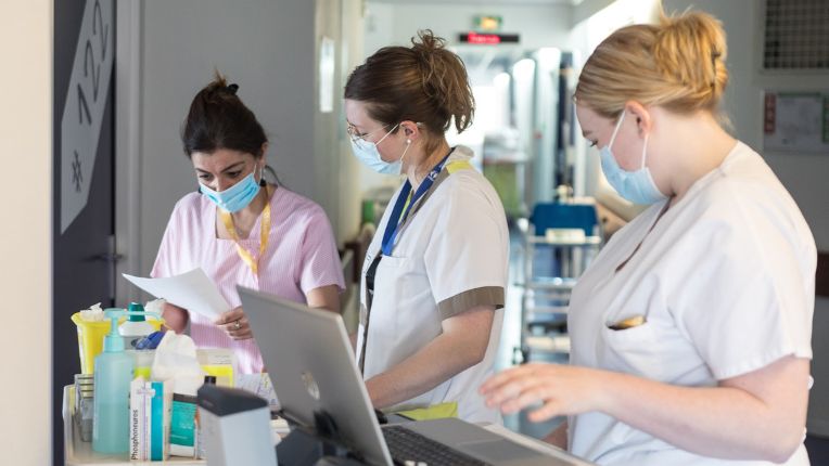 Second avis medical. Patients internationaux ELSAN. Images de soignantes dans un couloir d'hôpital.