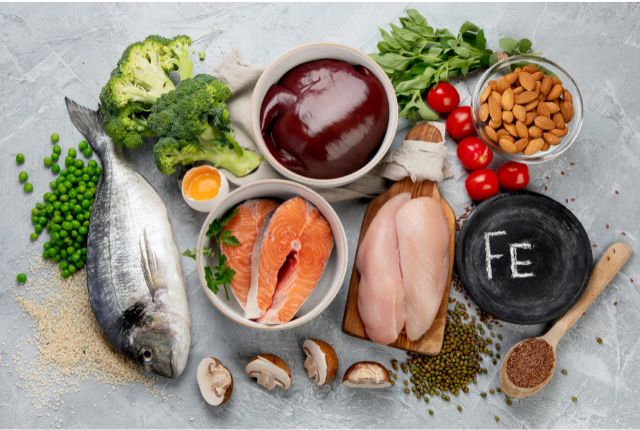 Ferritine : plateau d'aliments riches en fer comme les viandes rouges, volailles, poisssons, champignons, oeufs, petits pois, brocolis...