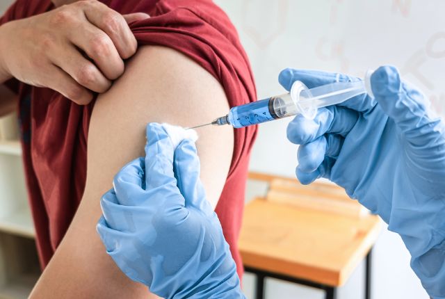 Ouverture de la campagne vaccinale contre la grippe et le covid 19 le 14 octobre 2025 : image d'un bras en train d'être vacciné.