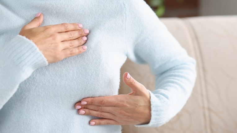 femme se touchant le sein