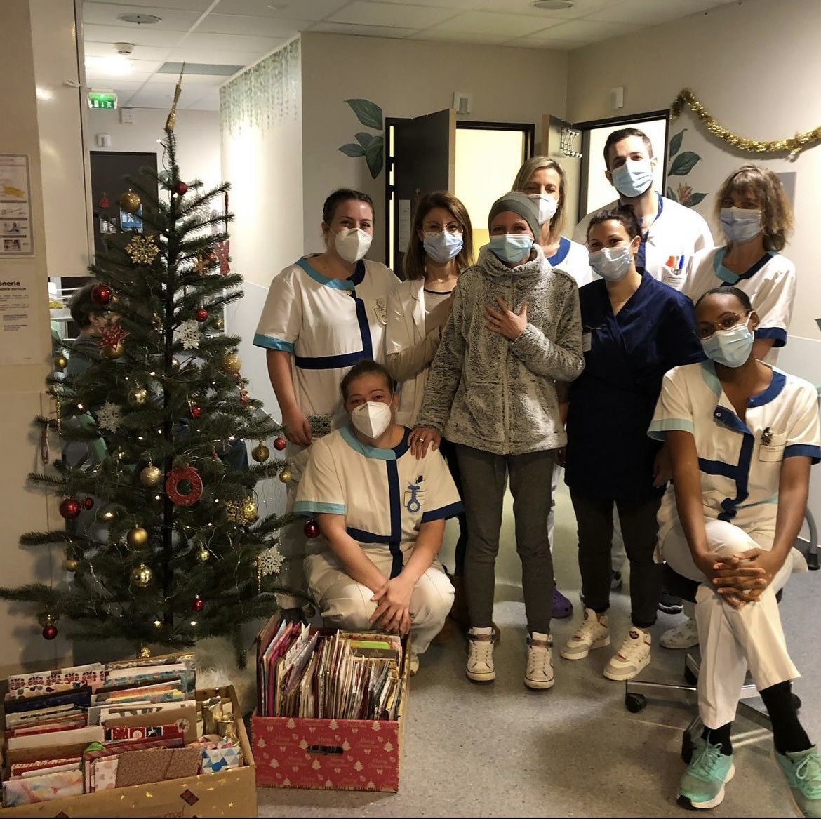 sapin du service de chimiothérapie clinique de l orangerie elsan Strasbourg avec le personnel