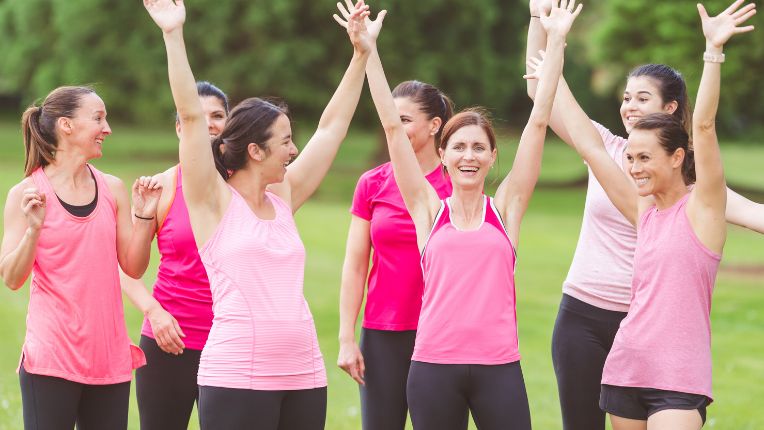 Journée mondiale contre le cancer : des femmes habillée en rose participent à une action.